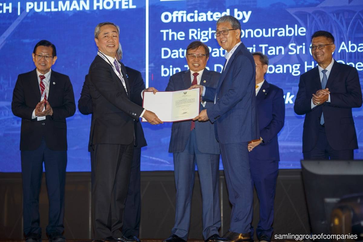 Datuk Sri Yaw Chee Meng, chairman of SaraCarbon (right) receiving the carbon study permit at the Asia Carbon Conference 2023 (ACC2023) in Kuching, Sarawak recently, witnessed by the Sarawak Premier Tan Sri Abang Johari Tun Openg (centre).
